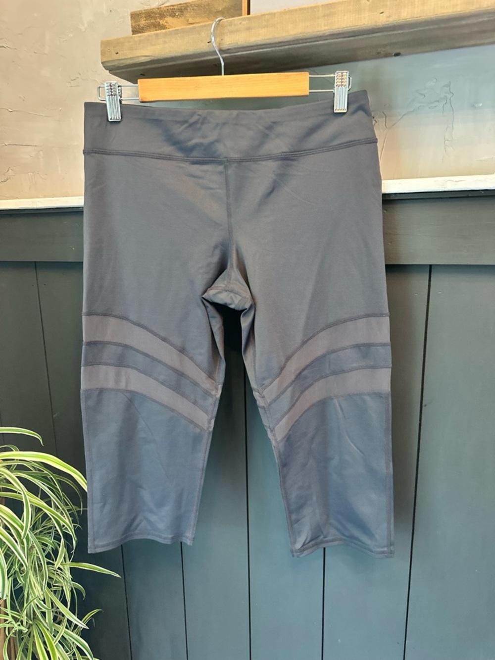Andrew Marc Capri Charcoal Gray Athletic Leggings with Mesh Panels sz XL